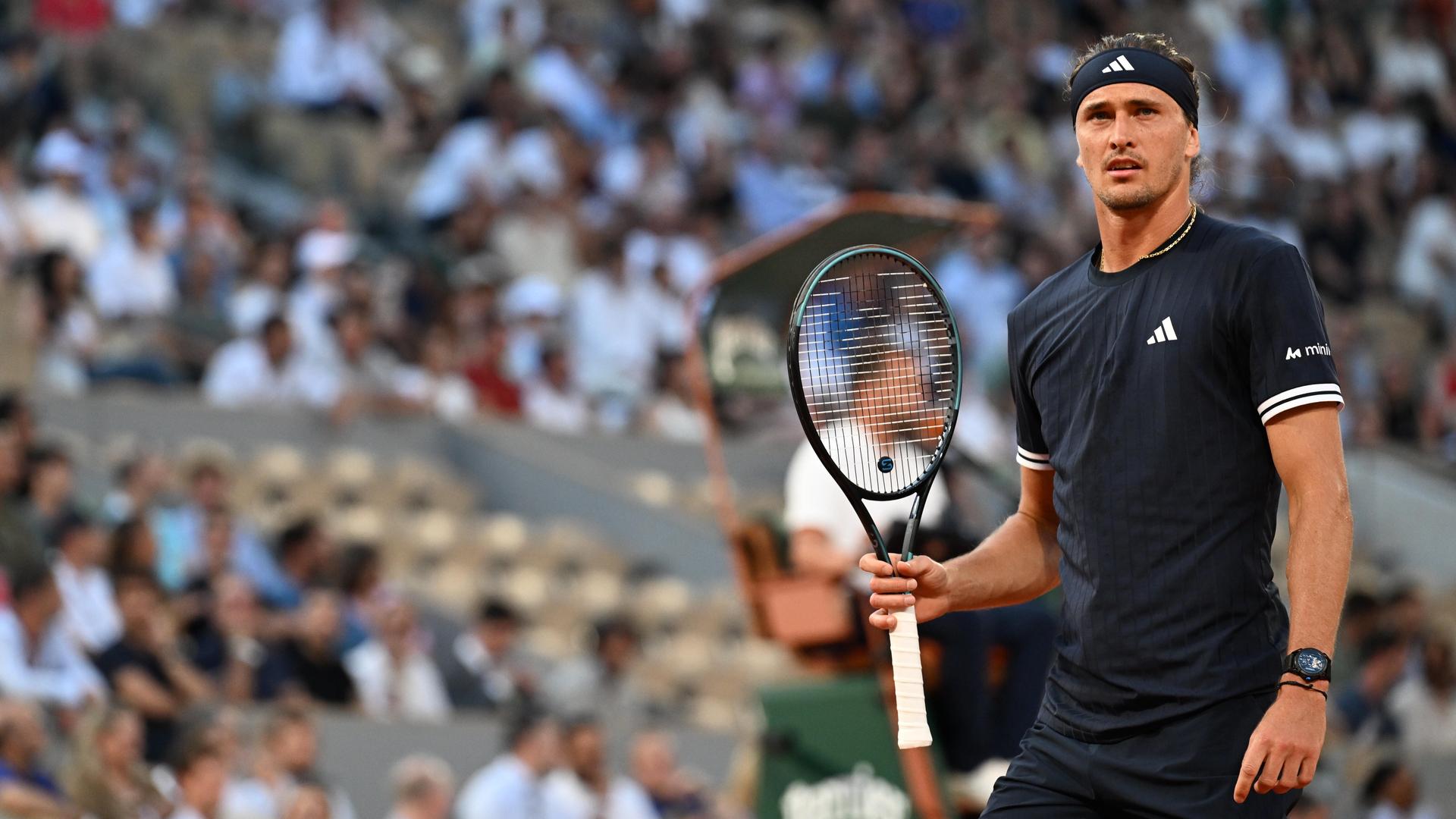 Tennisprofi Alexander Zverev hat die dritte Runde der French Open in Paris erreicht. Tennisprofi Alexander Zverev hat die dritte Runde der French Open in Paris erreicht.