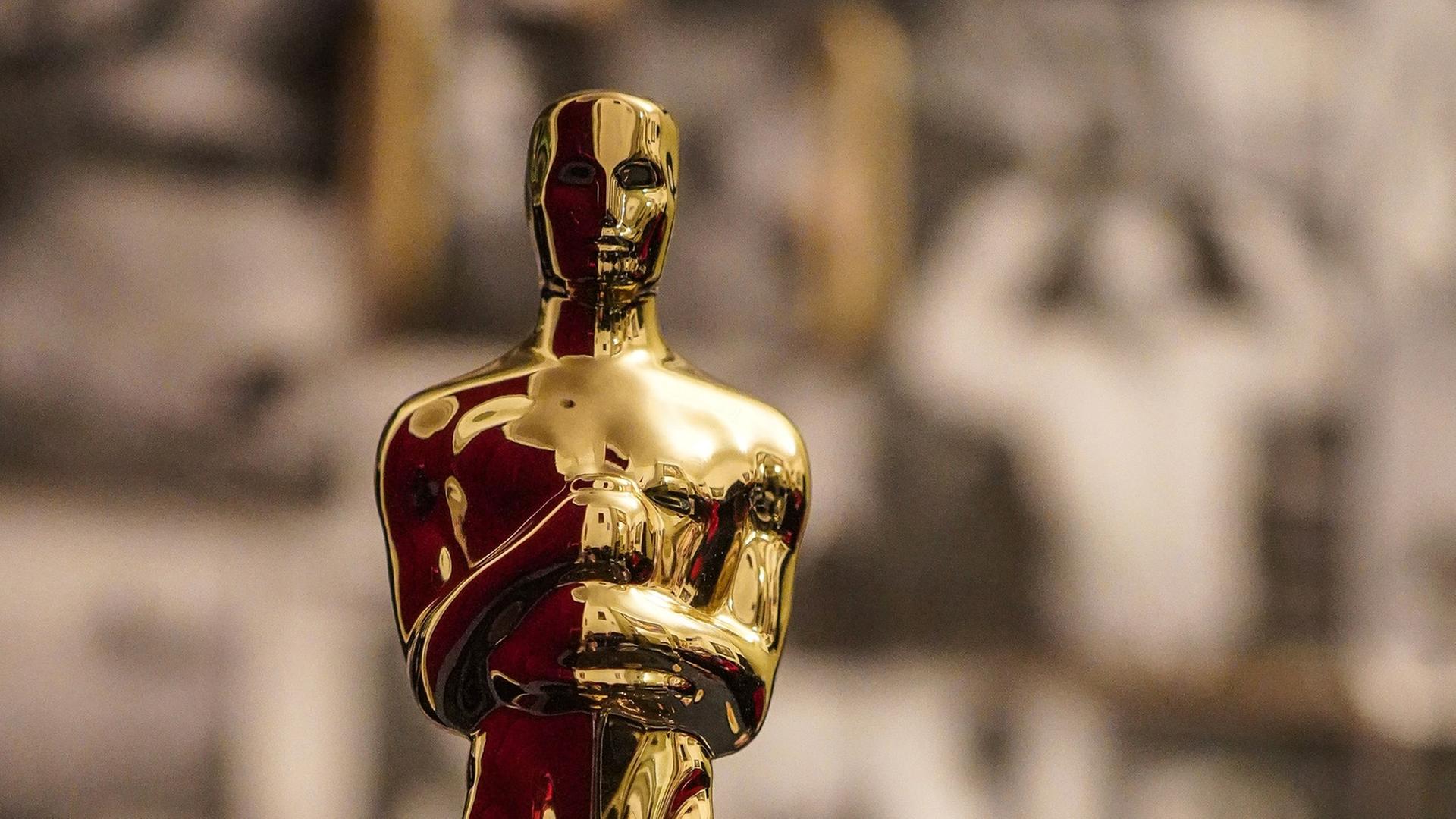 Oscar, die goldene Statue mit glattem Kopf und Händen vor der Brust