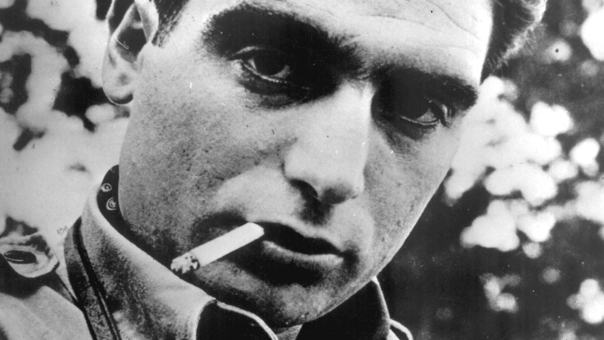 Schwarzweißporträt des Fotografen Robert Capa. Schwarzweißporträt des Fotografen Robert Capa.