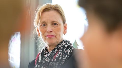 Bundesfamilienministerin Karin Prien (CDU) schaut in die Kamera.
