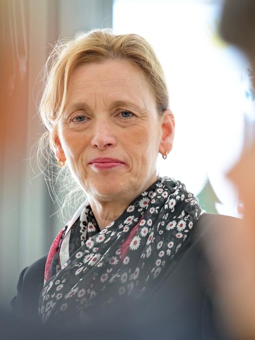 Bundesfamilienministerin Karin Prien (CDU) schaut in die Kamera.
Bundesfamilienministerin Karin Prien (CDU) schaut in die Kamera.