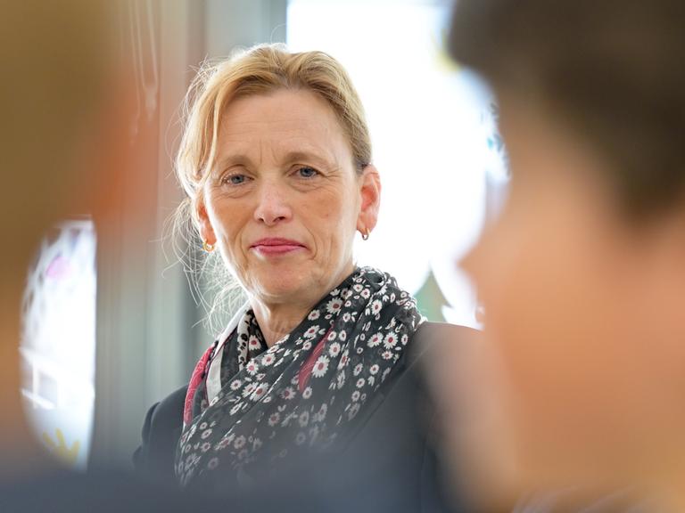 Bundesfamilienministerin Karin Prien (CDU) schaut in die Kamera.
Bundesfamilienministerin Karin Prien (CDU) schaut in die Kamera.