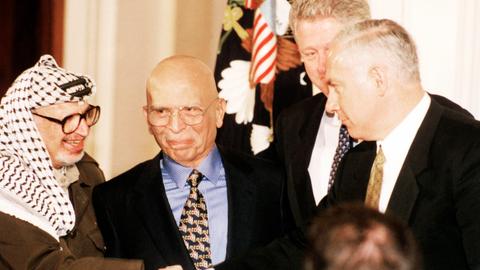 Der jordanische König Hussein I. (Mitte) 1998 in Camp David mit Palästinenserführer Jassir Arafat, Israels Ministerpräsidenten Benjamin Netanjahu und US-Präsident Bill Clinton.