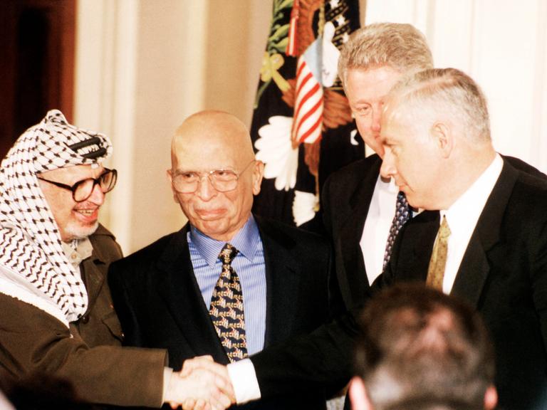 Der jordanische König Hussein I. (Mitte) 1998 in Camp David mit Palästinenserführer Jassir Arafat, Israels Ministerpräsidenten Benjamin Netanjahu und US-Präsident Bill Clinton.