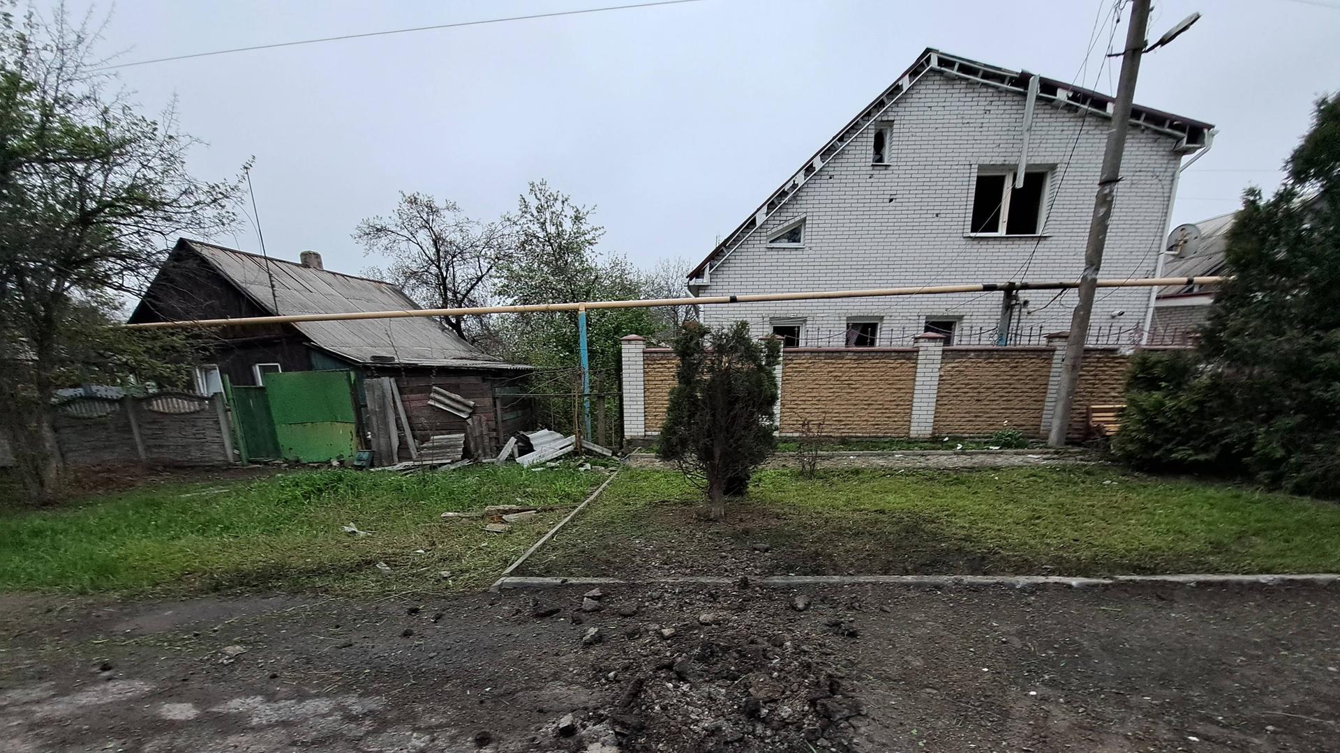 Russia Ukraine Mikitary Operation Shelling 8422211 29.04.2023 A hole is seen in the road after a recent shelling in the course of Russia s military operation in Ukraine, in a residential district of Donetsk, Donetsk People s Republic, Russia. Sergey Baturin / Sputnik Donetsk Donetsk People s Republic Russia PUBLICATIONxINxGERxSUIxAUTxONLY Copyright: xSergeyxBaturinx