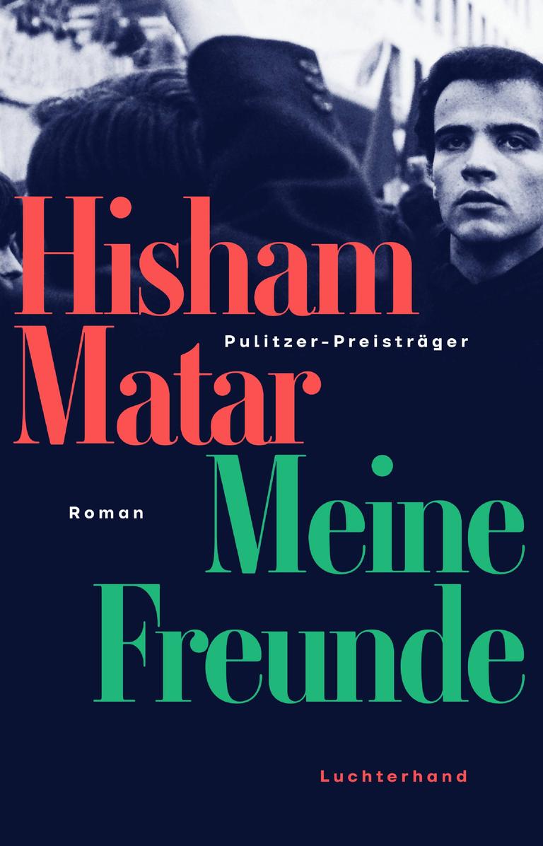 Das Foto zeigt das Buchcover des Romans "Meine Freunde" von Hisham Matar. Im Hintergrund ist das Schwarz-Weiß-Bild eines jungen Mannes zu sehen, darüber Autorenname und Buchtitel. Das Foto zeigt das Buchcover des Romans "Meine Freunde" von Hisham Matar. Im Hintergrund ist das Schwarz-Weiß-Bild eines jungen Mannes zu sehen, darüber Autorenname und Buchtitel.