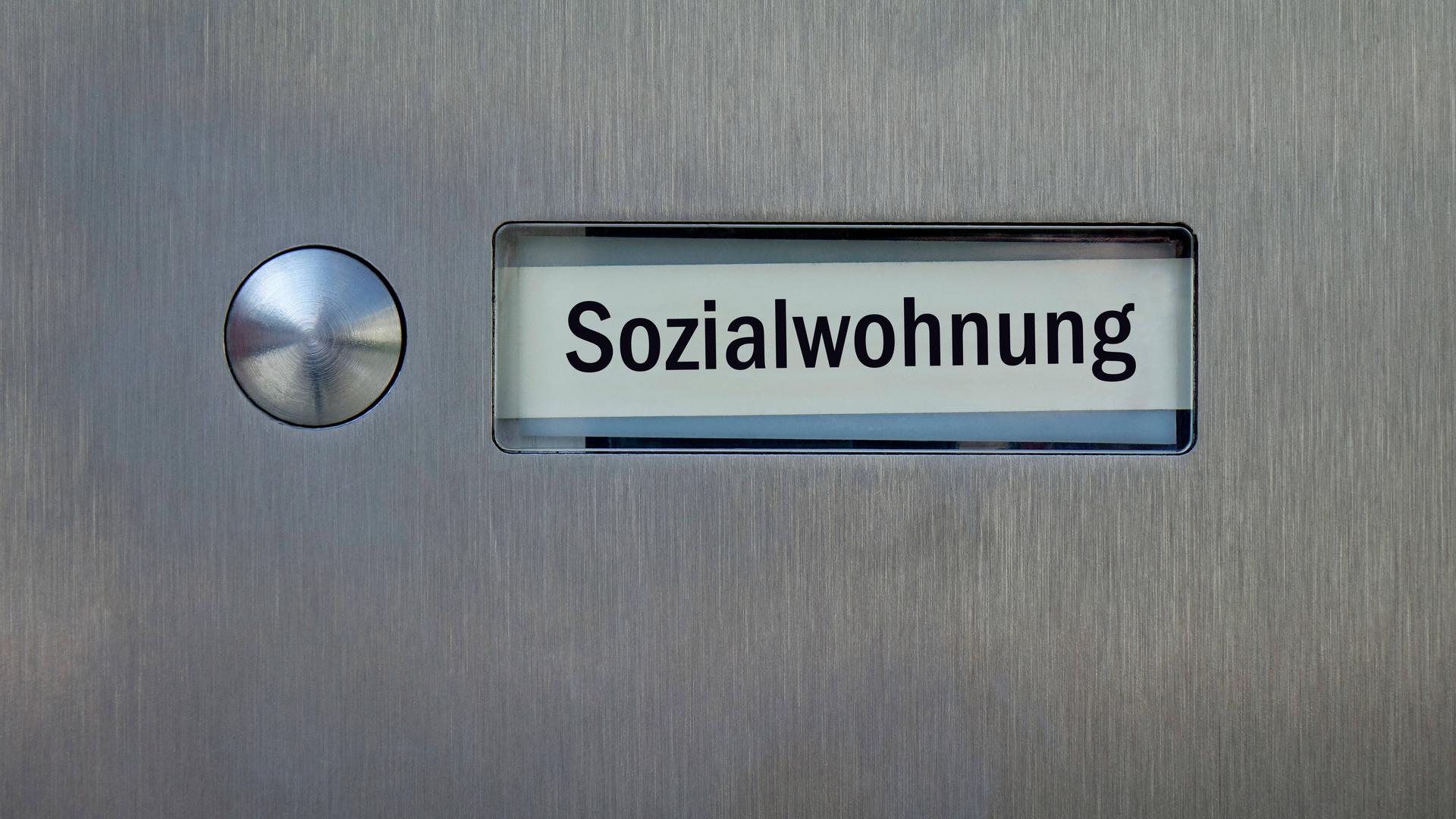 Das Foto zeigt ein Klingelschild, auf dem "Sozialwohnung" steht