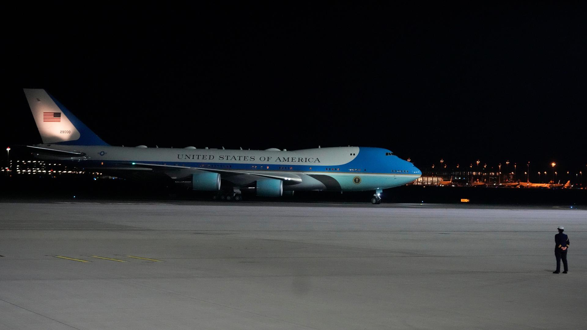 Eine Boeing 747 in Speziallackierung der USA auf einem nächtlichen Rollfeld.