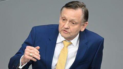 Kay Gottschalk (AfD) spricht am Rednerpult des Deutschen Bundestags.