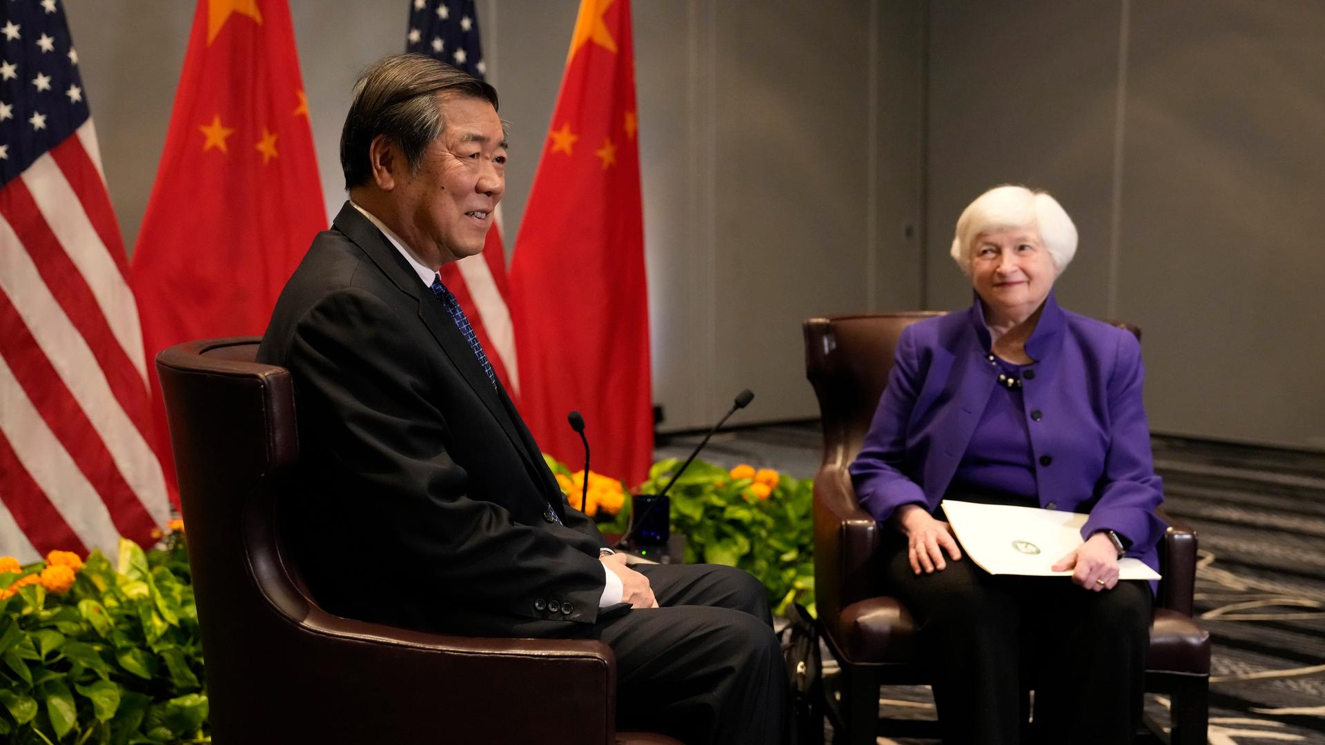 US-Finanzministerin Yellen (rechts), sitzt neben dem chinesischen Vizepremier He Lifeng bei einem Treffen in San Francisco.