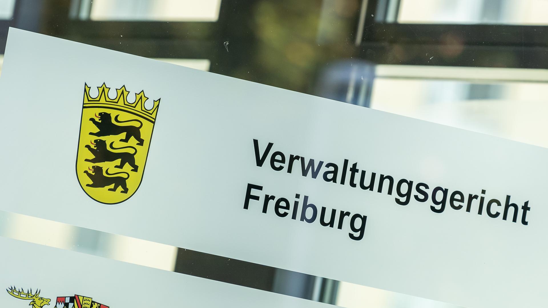 Der Schriftzug "Verwaltungsgericht Freiburg" hängt vor dem Eingang des Gerichts.