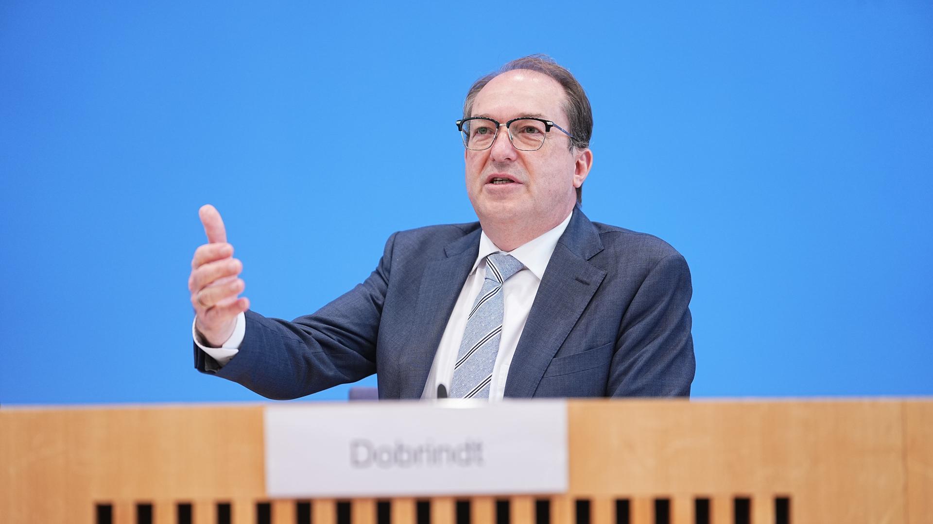 Alexander Dobrindt (CSU), Bundesinnenminister, spricht auf einer Pressekonferenz.
