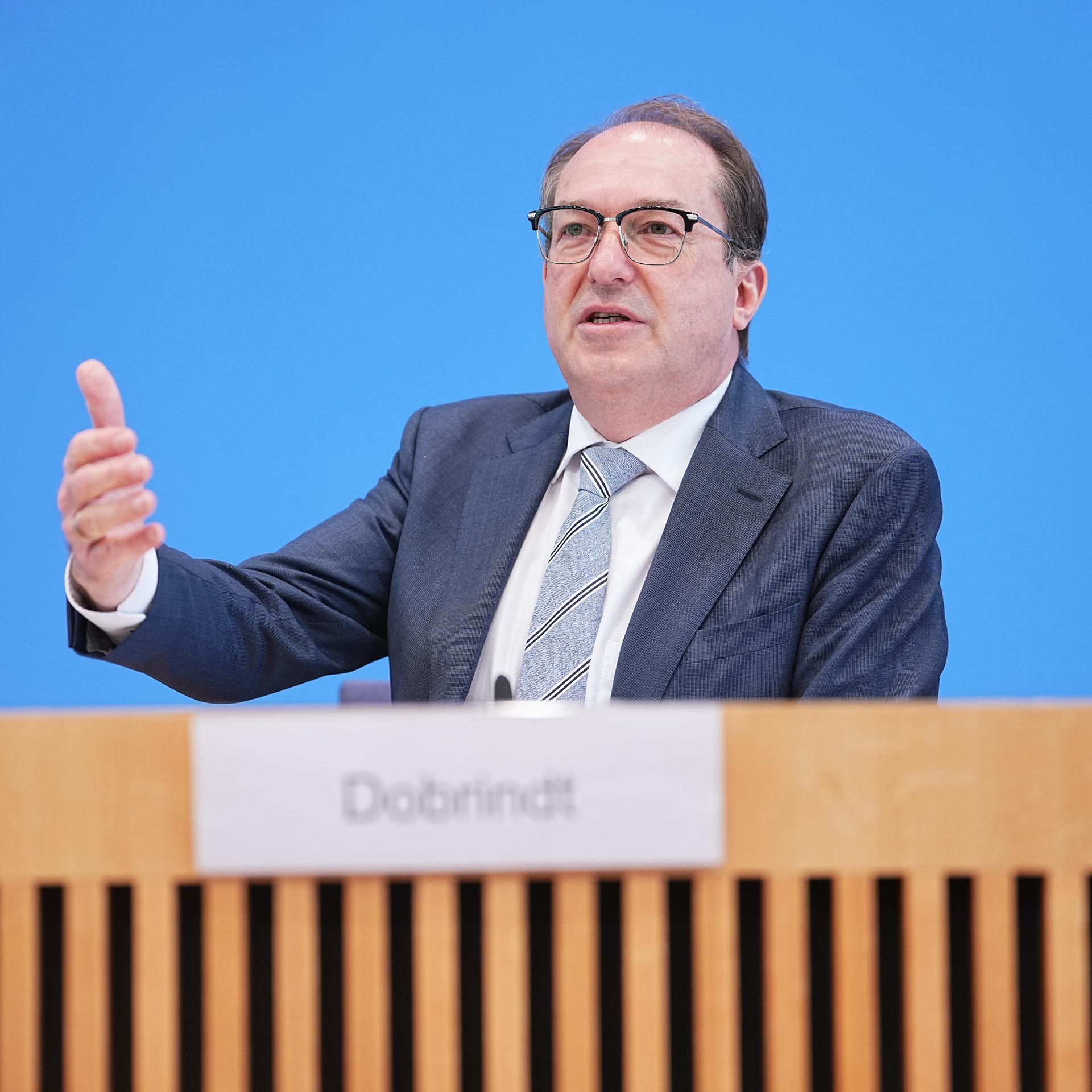 Alexander Dobrindt (CSU), Bundesinnenminister, spricht auf einer Pressekonferenz.