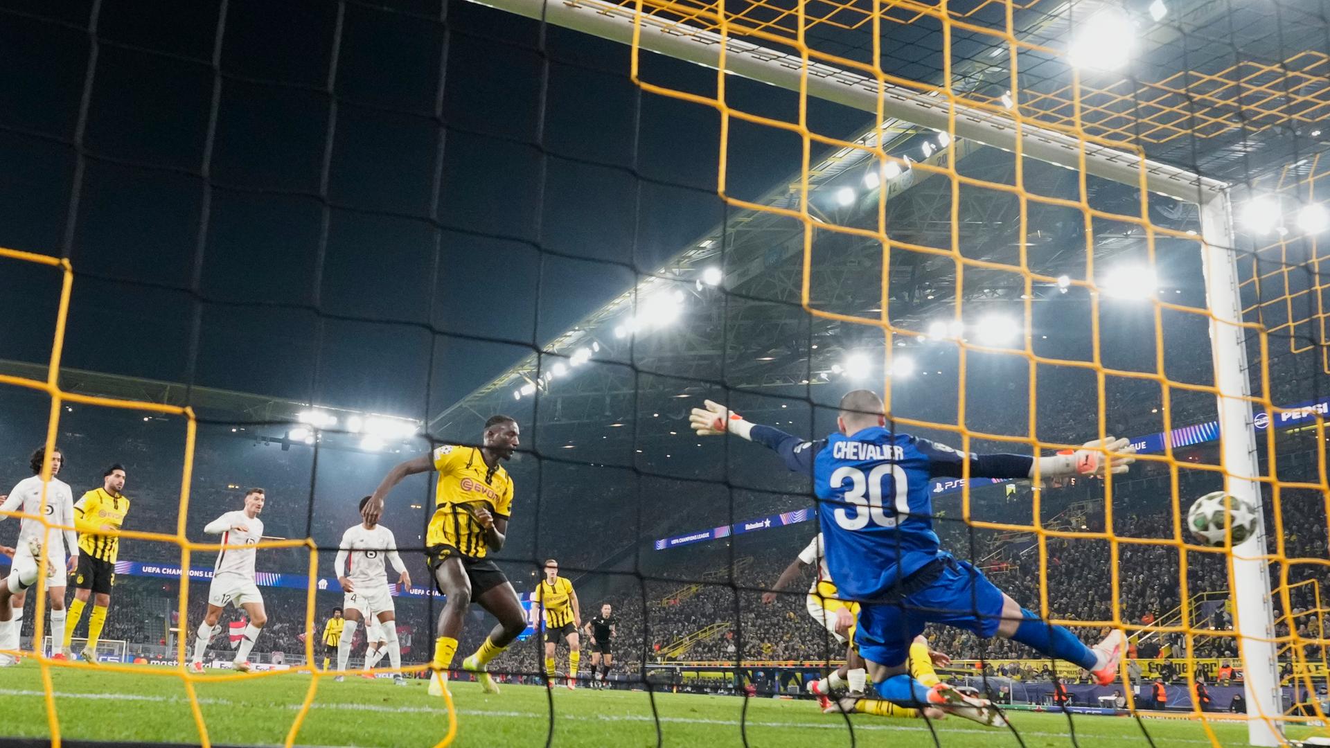 Der Dortmunder Karim Adeyemi trifft zum 1:0.