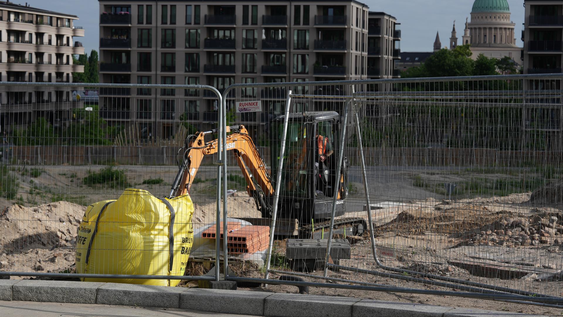 Ein Bagger steht auf der Baustelle an der Leipziger Straße in Potsdam, auf der eine Weltkriegsbombe gefunden wurde. Ein Bagger steht auf der Baustelle an der Leipziger Straße in Potsdam, auf der eine Weltkriegsbombe gefunden wurde.