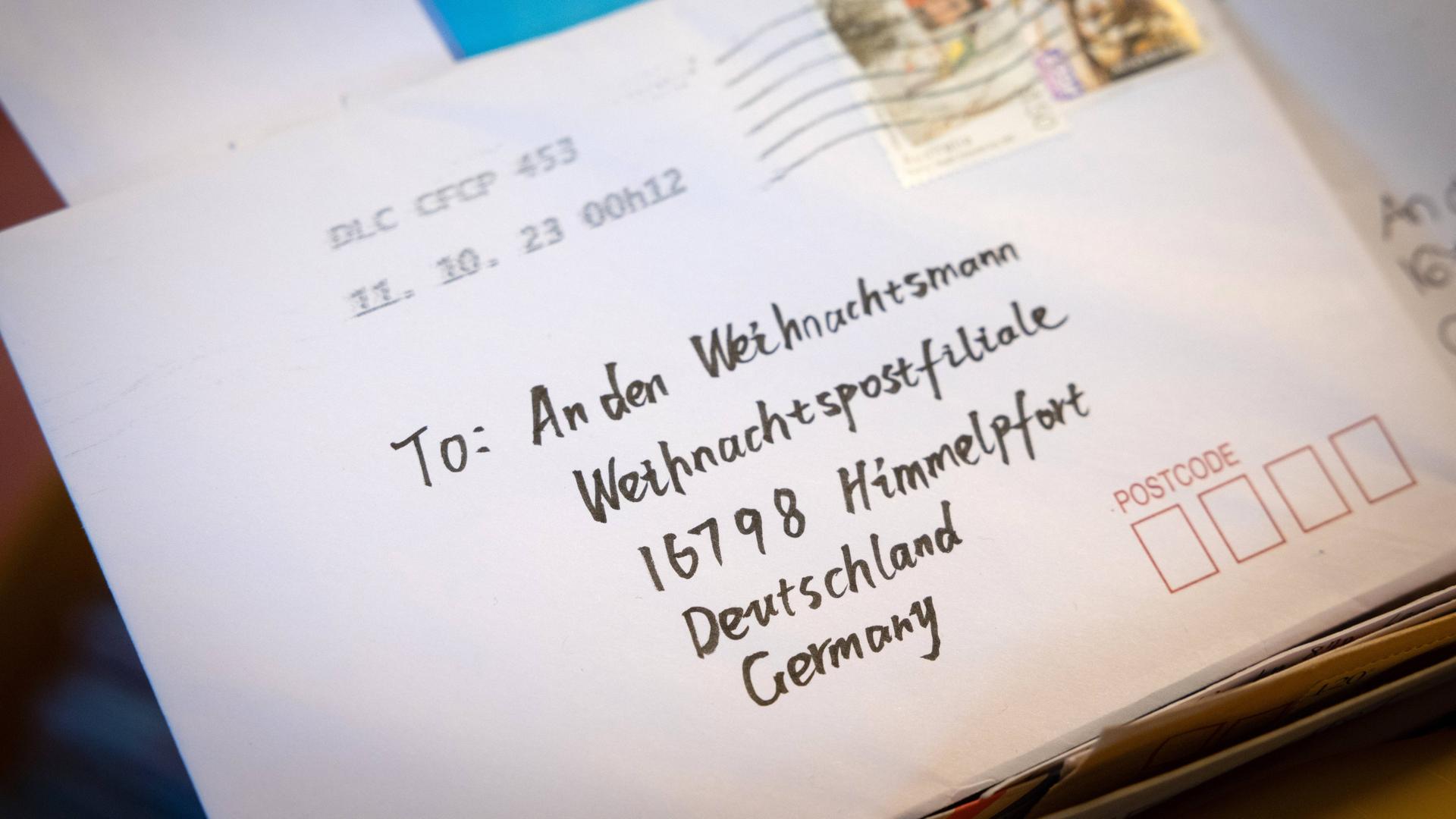 Adressierter Briefumschlag eines Briefes an den Weihnachtsmann in der Weihnachtspostfiliale im brandenburgischen Himmelpfort