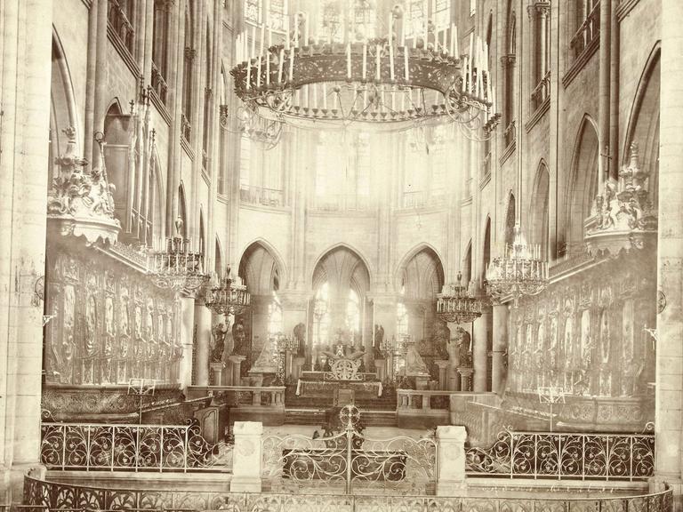 Historische Aufnahme des Innenraums von Notre-Dame in Paris, ca. 1850 - 1900.