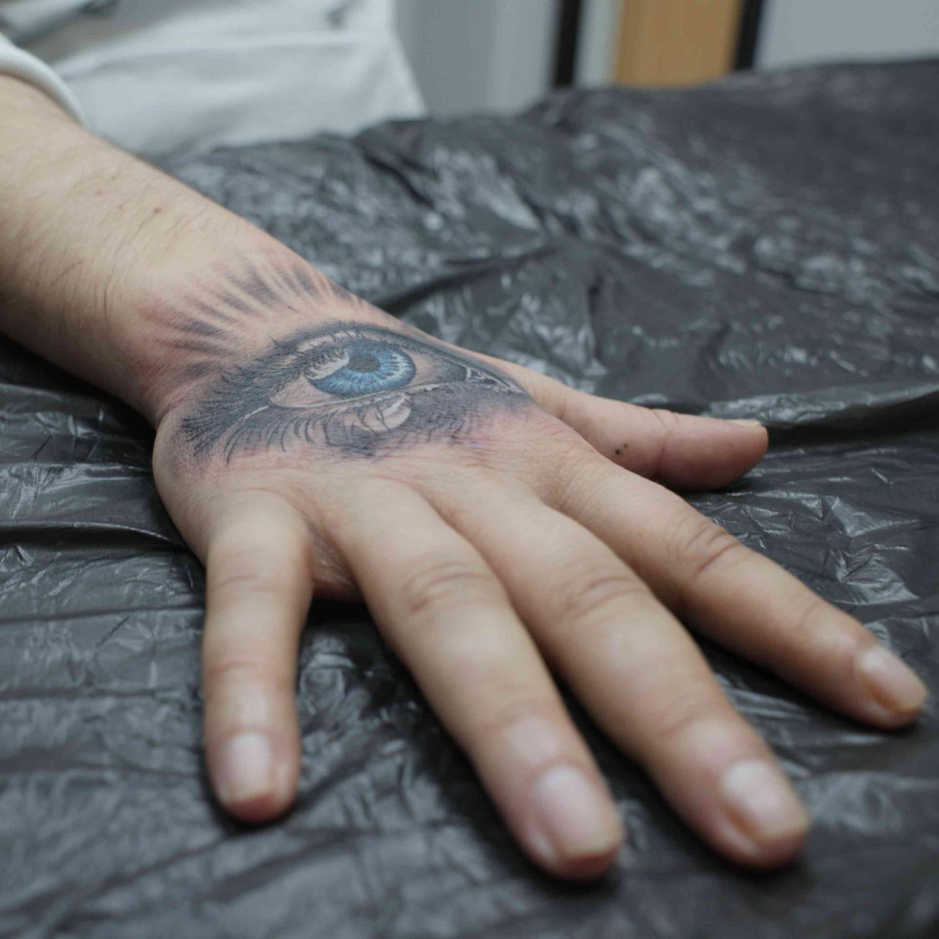 Eingraviert - Christin, ihr Tattoostudio und der Krebs
