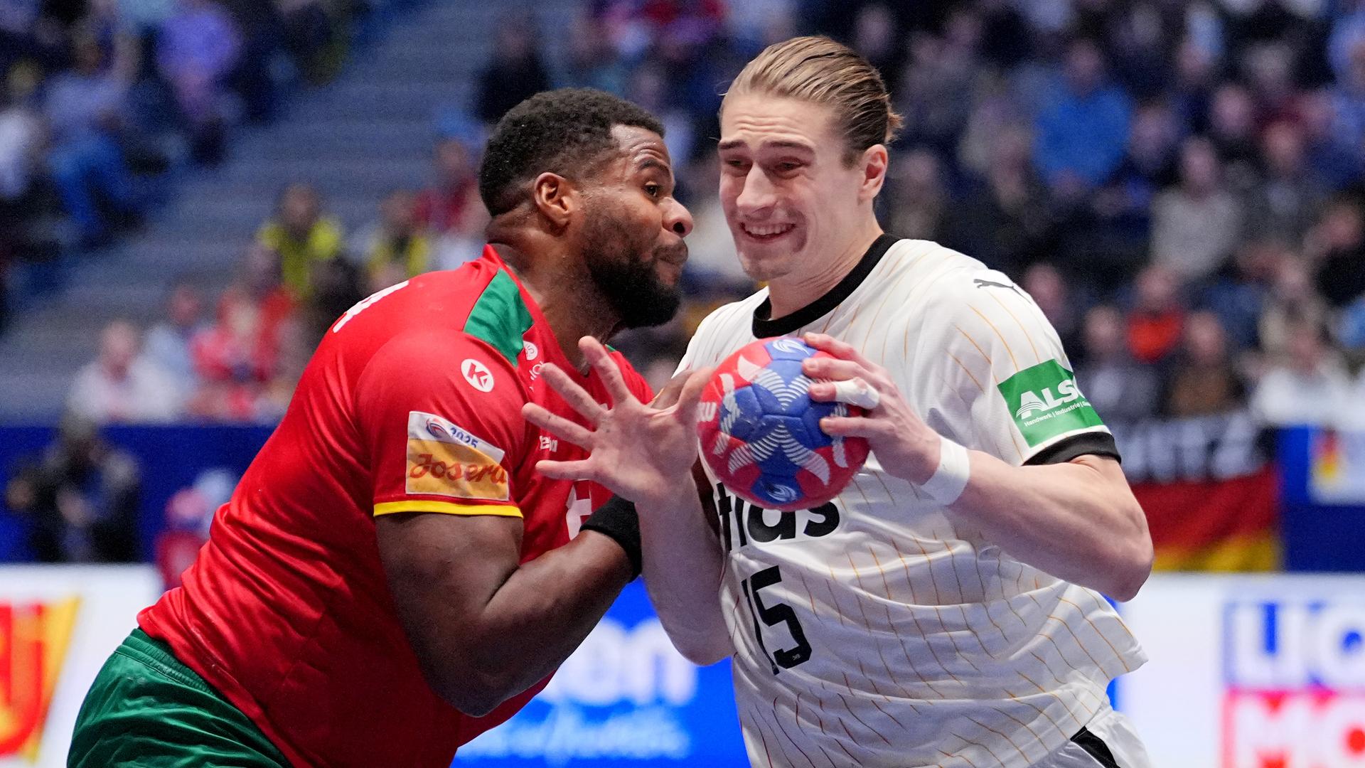 Szene aus dem Viertelfinalspiel der Handball-WM, Portugal gegen Deutschland: Deutschlands Juri Knorr (r) spielt gegen Portugals Victor Iturriza.