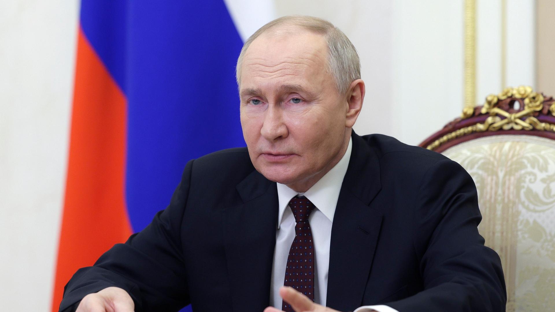Russland, Moskau: Dieses von der staatlichen russischen Nachrichtenagentur Sputnik via AP veröffentlichte Foto zeigt Wladimir Putin, Präsident von Russland, der eine Sitzung über wirtschaftliche Fragen per Videokonferenz im Kreml in Moskau leitet. 