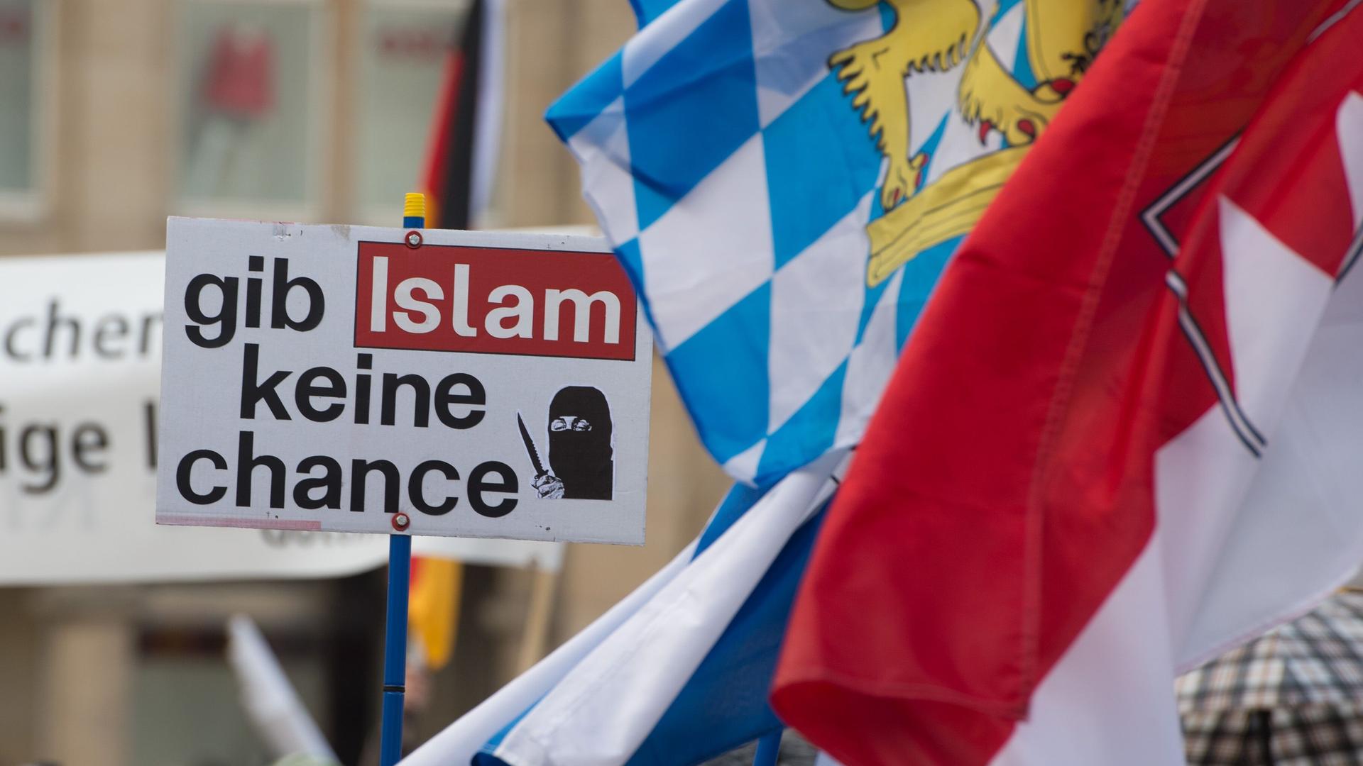 Ein Schild mit der Aufschrift "gib Islam keine chance" ist zu sehen. 