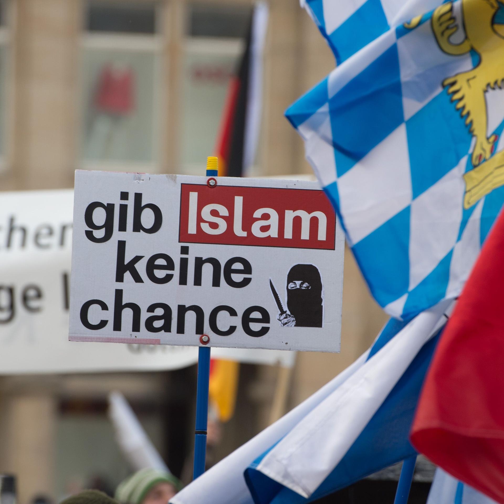Ein Schild mit der Aufschrift "gib Islam keine chance" ist zu sehen. 