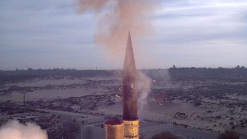 Ein vom israelischen Verteidigungsministerium am 03. Januar 2014 zur Verfügung gestelltes Foto zeigt eine "Arrow-3"-Abfangrakete, die von einem israelischen Militärstützpunkt an einem ungenannten Ort an der Mittelmeerküste startet.