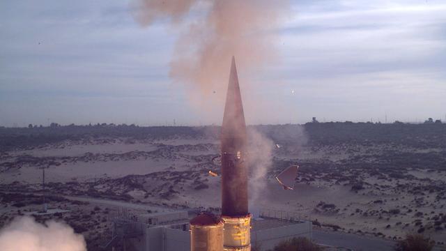 Das Foto zeigt eine israelische Rakete am Mittelmeer.