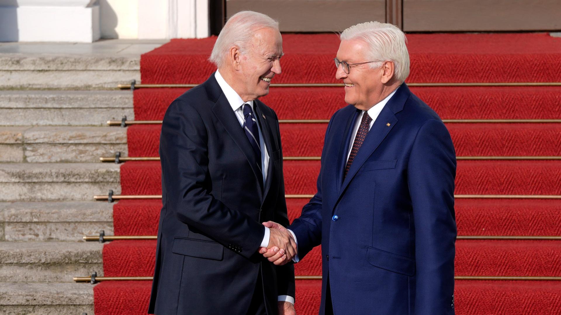 US-Präsident Biden und Bundespräsident Steinmeier begrüßen sich mit Handschlag.