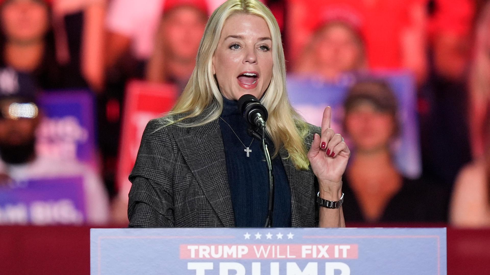 Die ehemalige Generalstaatsanwältin von Florida, Pam Bondi, spricht vor dem damaligen republikanischen US-Präsidentschaftskandidaten und ehemaligen US-Präsidenten Trump bei einer Wahlkampfveranstaltung im First Horizon Coliseum, 2. November 2024, in Greensboro, North Carolina. 