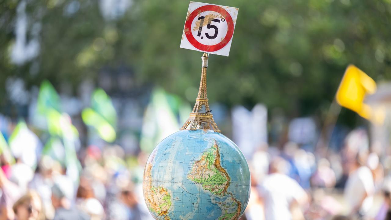 Einen Globus mit einem Miniatur-Eiffelturm und dem 1,5-Grad Ziel des Pariser Klimaschutzabkommens. Mit mehr als 200 Demonstrationen und Kundgebungen in ganz Deutschland möchte die Klimaschutzbewegung Fridays for Future an diesem Freitag, im Rahmen des globalen Klimastreiks unter dem Motto #EndFossilFuels, die Regierung zu einem schnelleren Ausstieg aus Kohle, Öl und Gas bewegen.