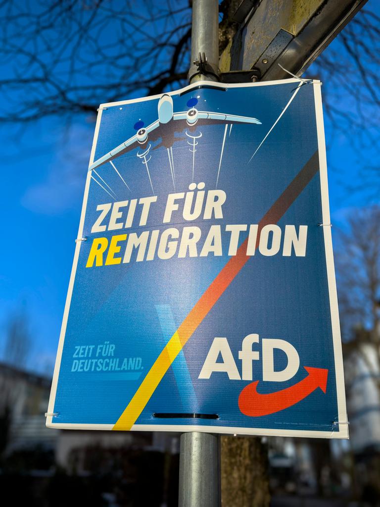 Ein Wahlplakat der AfD aus dem Bundestagswahlkampf zeigt ein Flugzeug, darunter den Schriftzug "Zeit für Remigration. Zeit für Deutschland".
