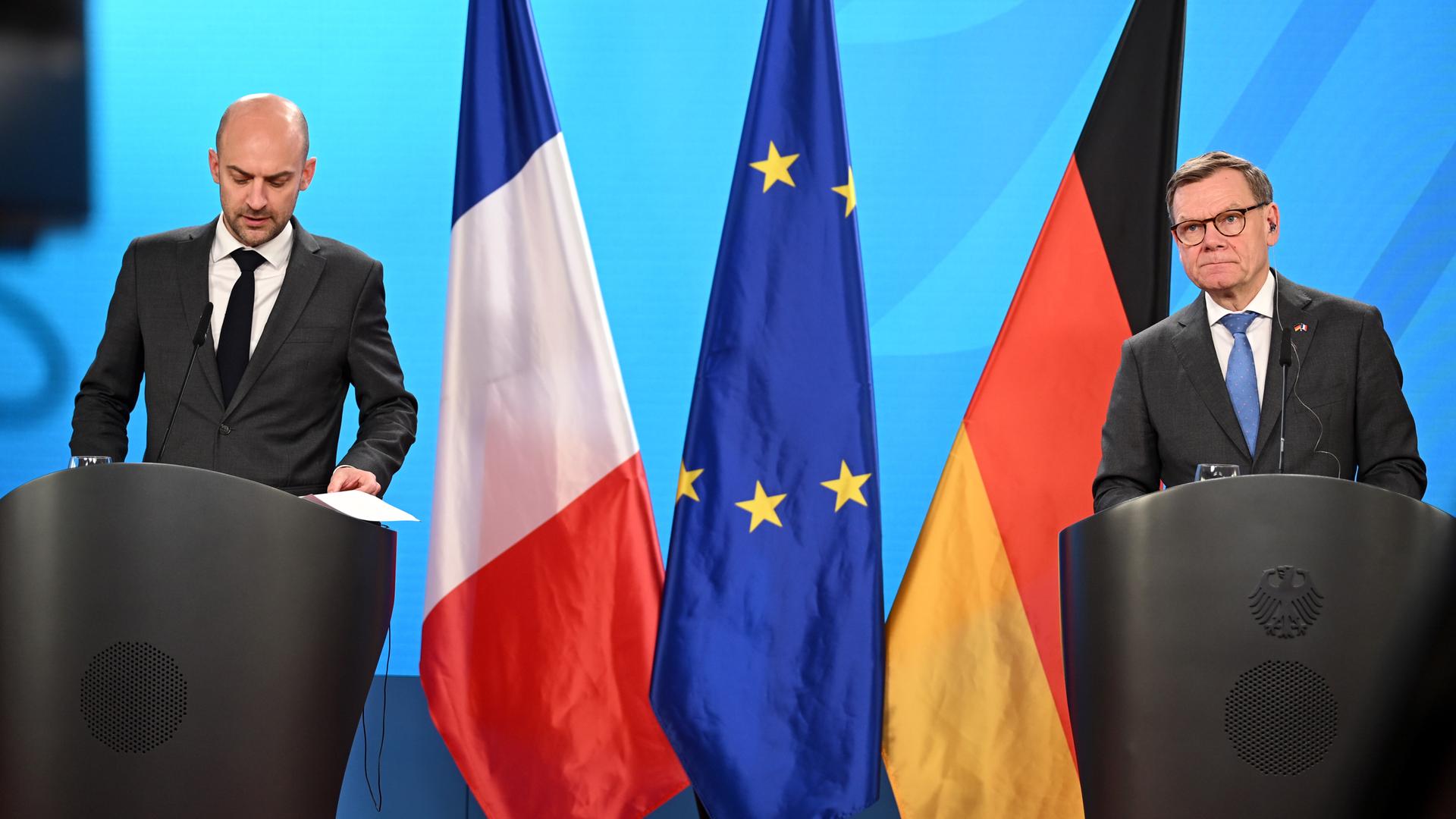 Johann Wadephul (CDU, r), Außenminister, und Frankreichs Außenminister Jean-Noël Barrot geben eine gemeinsame Pressekonferenz.