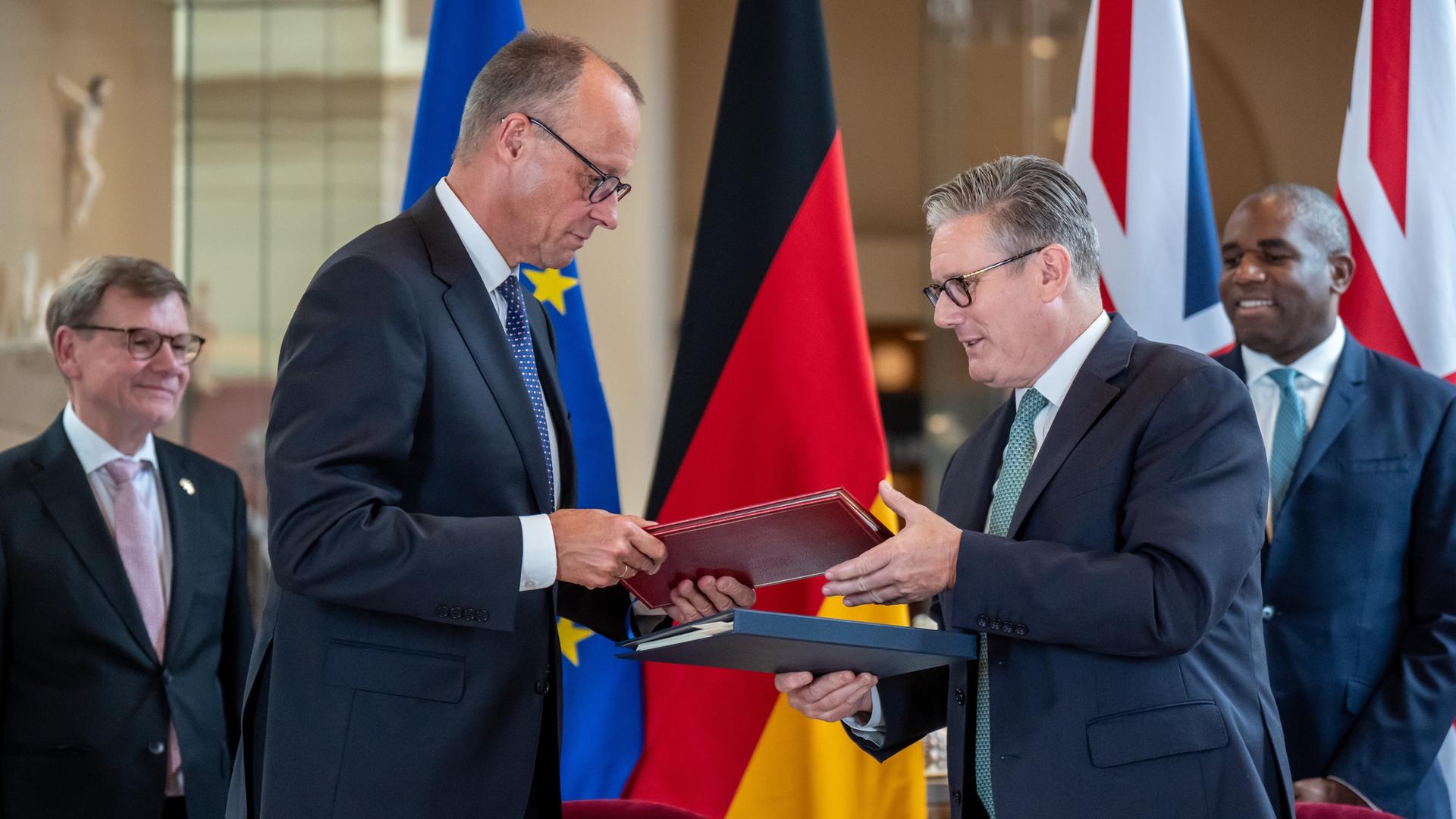 Bundeskanzler Friedrich Merz nimmt neben dem britischen Premierminister Keir Starmer bei der Zeremonie zur Unterzeichnung eines neuen Freundschaftsvertrags teil