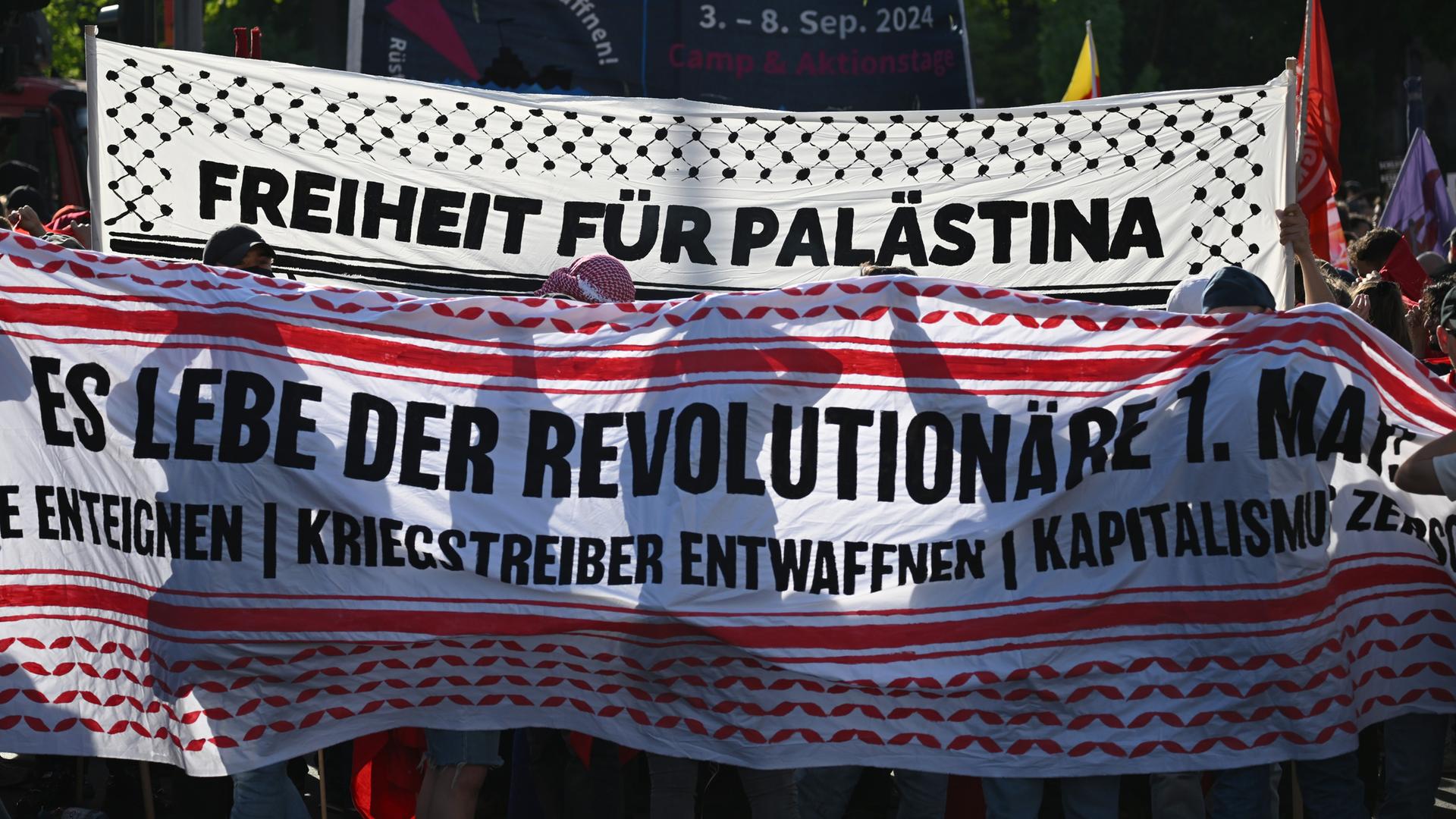 Teilnehmer der "Revolutionären 1. Mai-Demonstration" versammeln sich und halten Banner mit der Aufschrift "Freiheit für Palästina" und "Es lebe der revolutionäre 1. Mai".