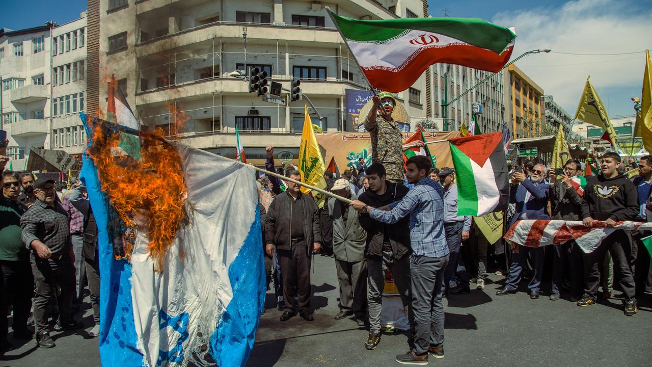 Demonstranten auf den Strassen von Teheran schwingen iranische Fahnen und verbrennen eine israelische Flagge als Reaktion auf den israelischen Luftschlag auf iranisches Botschaftsglände in Syrien
