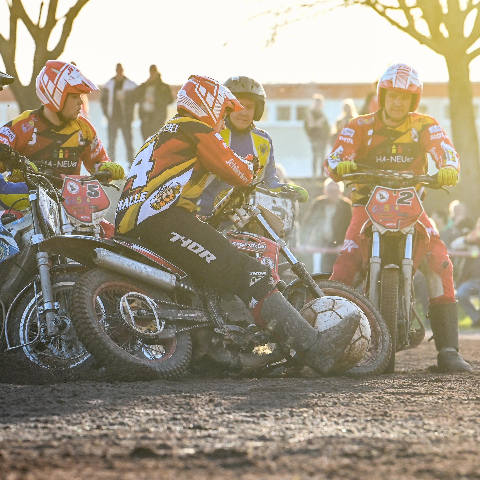 Wir rasen mit 80 km/h aufs Tor zu!“ Motoball - Schnellster Ballsport der Welt