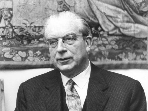 Der Jurist und Staatssekretär Hans Globke im Februar 1963 im Schwarz-Weiß-Porträt