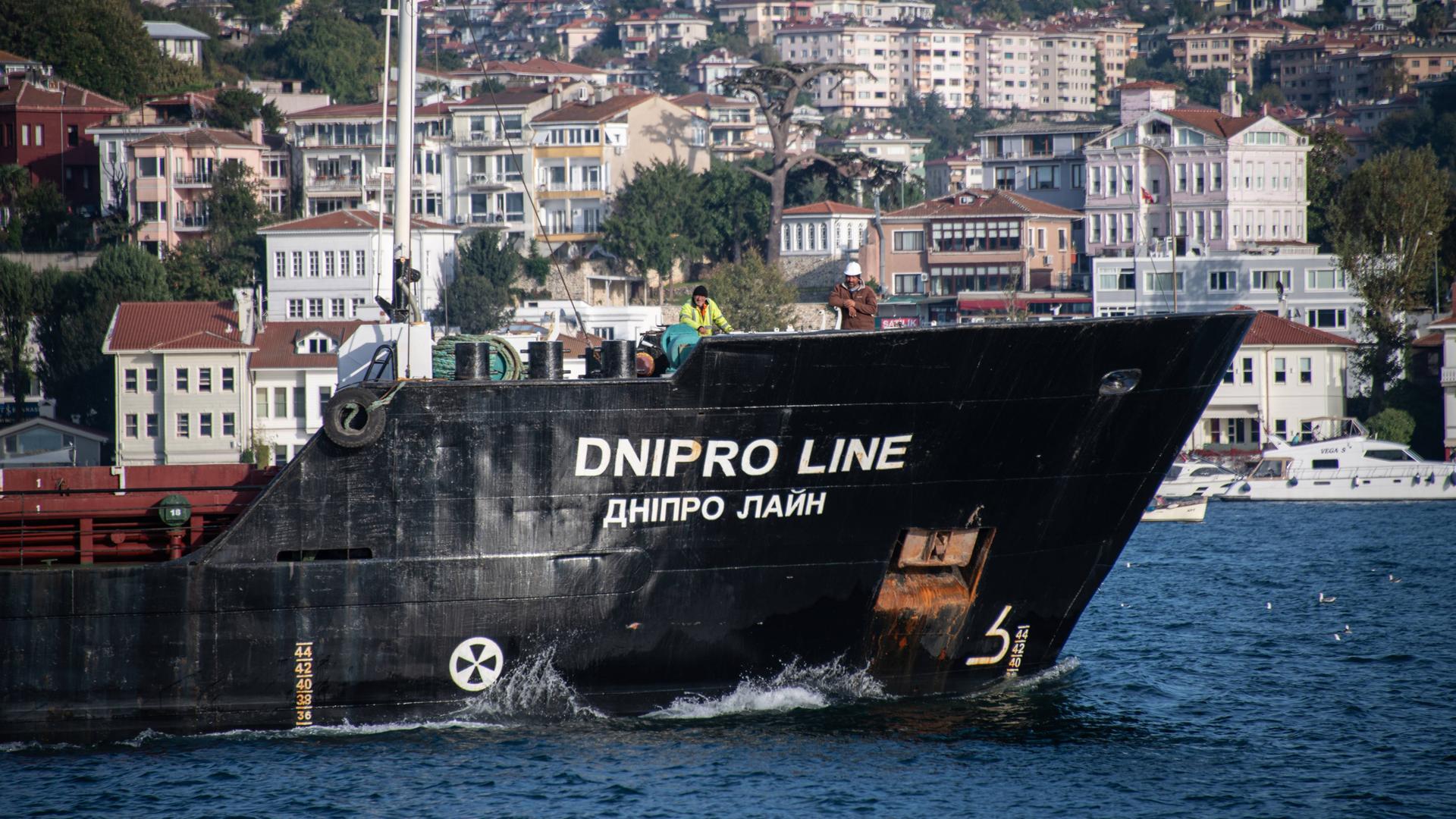 Ein ukrainischer Frachter passiert den Bosporus.