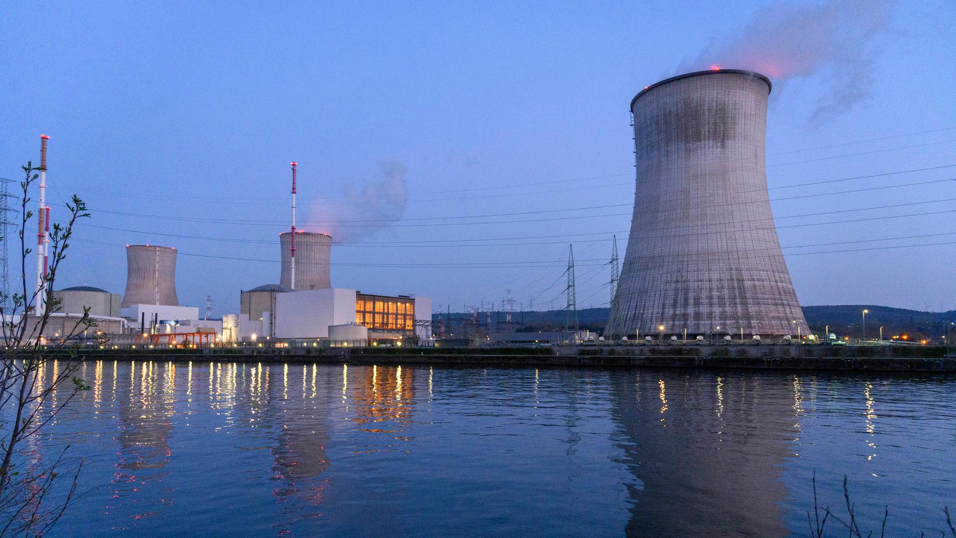 Das Kernkraftwerk Tihange besteht aus drei Blöcken mit Druckwasserreaktoren. Block 3 soll nun zehn Jahre länger laufen. Der Atomausstieg war ursprünglich bis 2025 anvisiert.