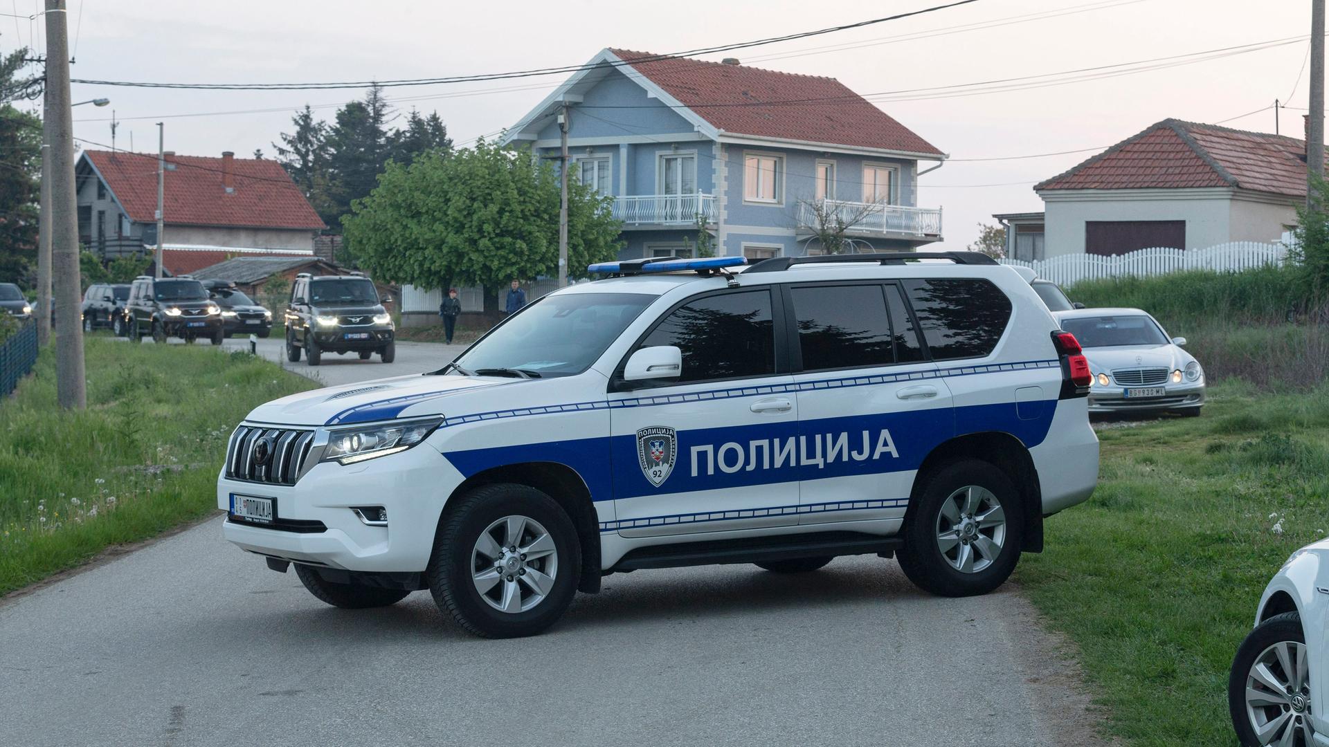 Ein Polizeifahrzeug blockiert den Eingang zum Dorf Dubona, etwa 50 Kilometer südlich von Belgrad.