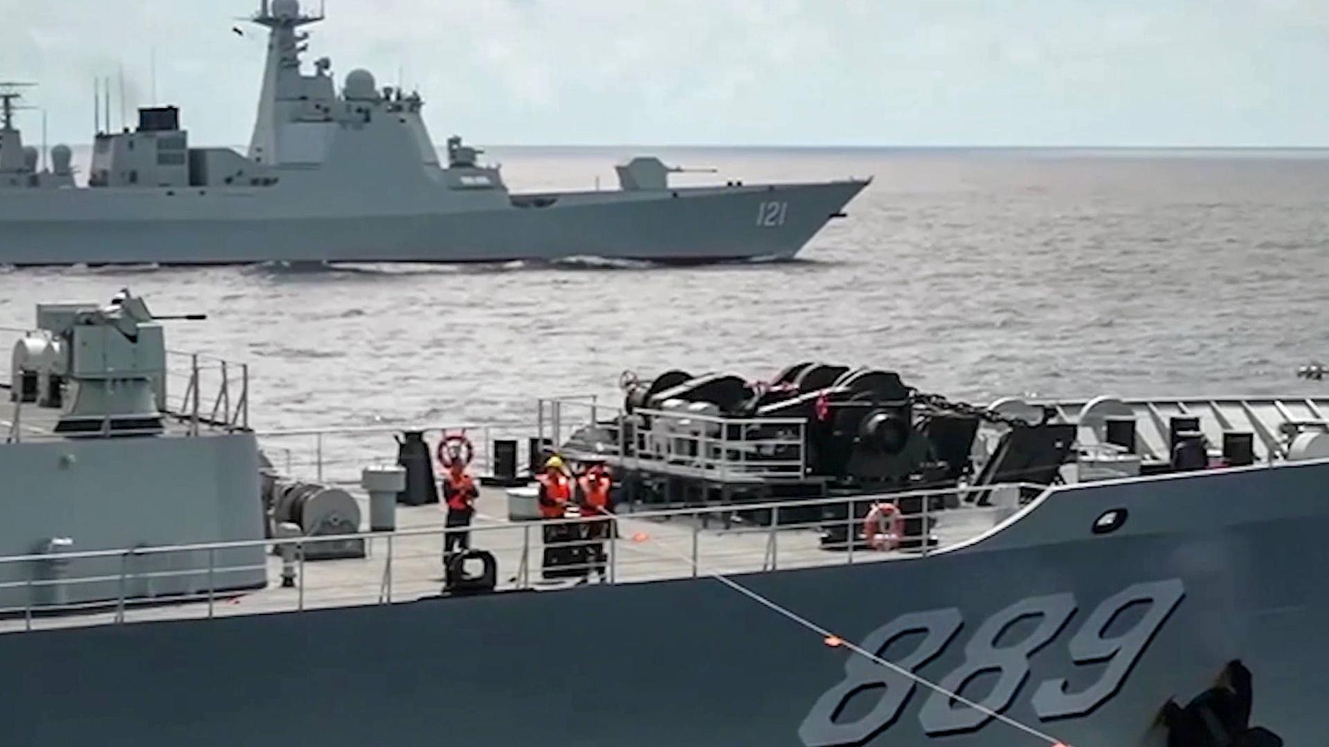 Ein chinesisches und ein russisches Militärschiff im Pazifischen Ozean.