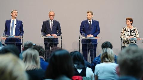 Markus Söder (l-r), Ministerpräsident von Bayern und CSU-Vorsitzender, Friedrich Merz, Unions-Kanzlerkandidat und CDU-Bundesvorsitzender, Lars Klingbeil, SPD-Fraktions- und Bundesvorsitzender, und Saskia Esken, SPD-Bundesvorsitzende, geben eine Pressekonferenz.