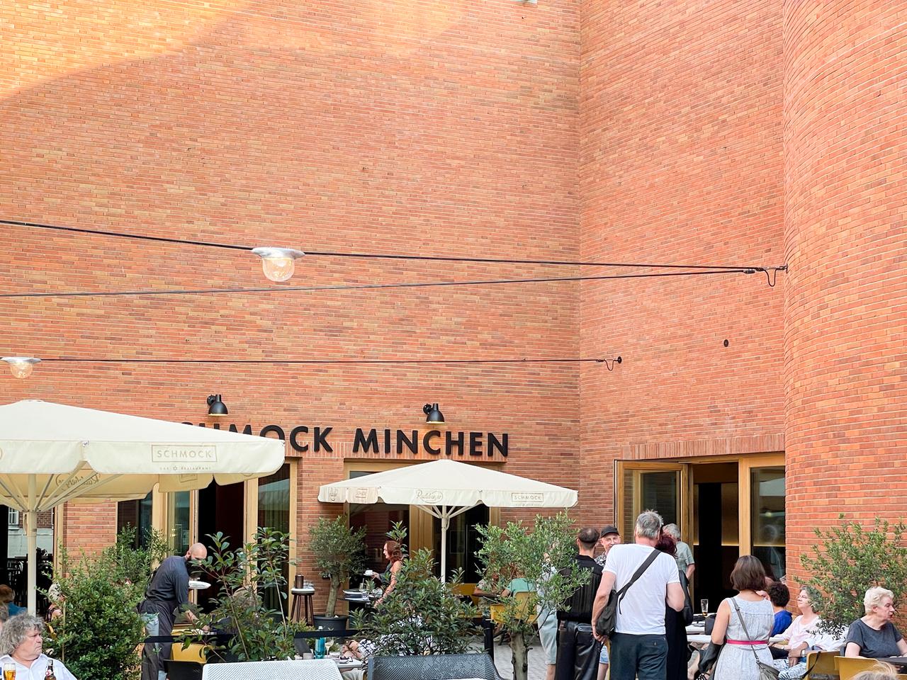 Fassade des Restaurants "Schmock" in direkter Nachbarschaft zum Münchener Theater.