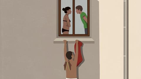 Illustration einer Person, die in Unterhosen an der Aussenseite eines Fensters hängt. Im Zimmer hinter dem Fenster steht eine Frau in Unterwäsche, die mit einem bekleideten Mann streitet.