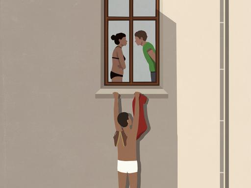 Illustration einer Person, die in Unterhosen an der Aussenseite eines Fensters hängt. Im Zimmer hinter dem Fenster steht eine Frau in Unterwäsche, die mit einem bekleideten Mann streitet.