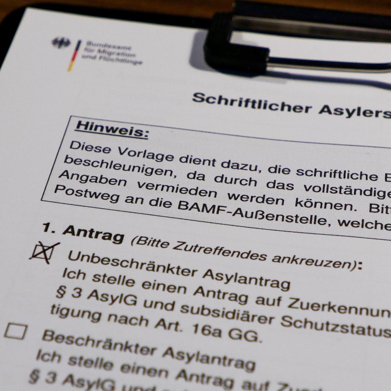 Ein Formular für einen Erstantrag auf Asyl, angekreuzt ist das Feld Unbeschränkter Asylantrag
