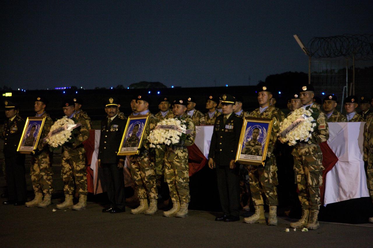 Soldaten halten bei der Trauerfeier Bilder der drei getöteten indonesischen UNO-Soldaten hoch. Soldaten halten bei der Trauerfeier Bilder der drei getöteten indonesischen UNO-Soldaten hoch.