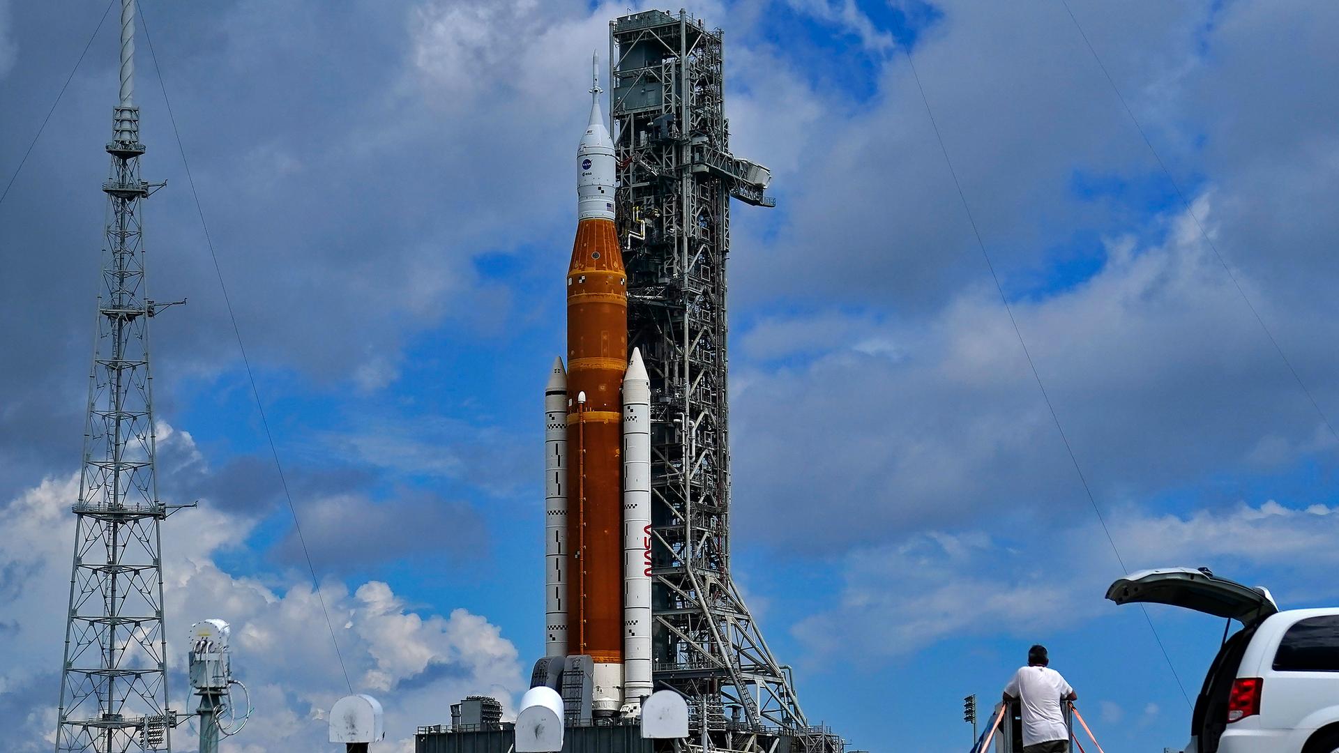 Die Mond-Rakete "Artemis 1" steht in einer Start-Rampe.