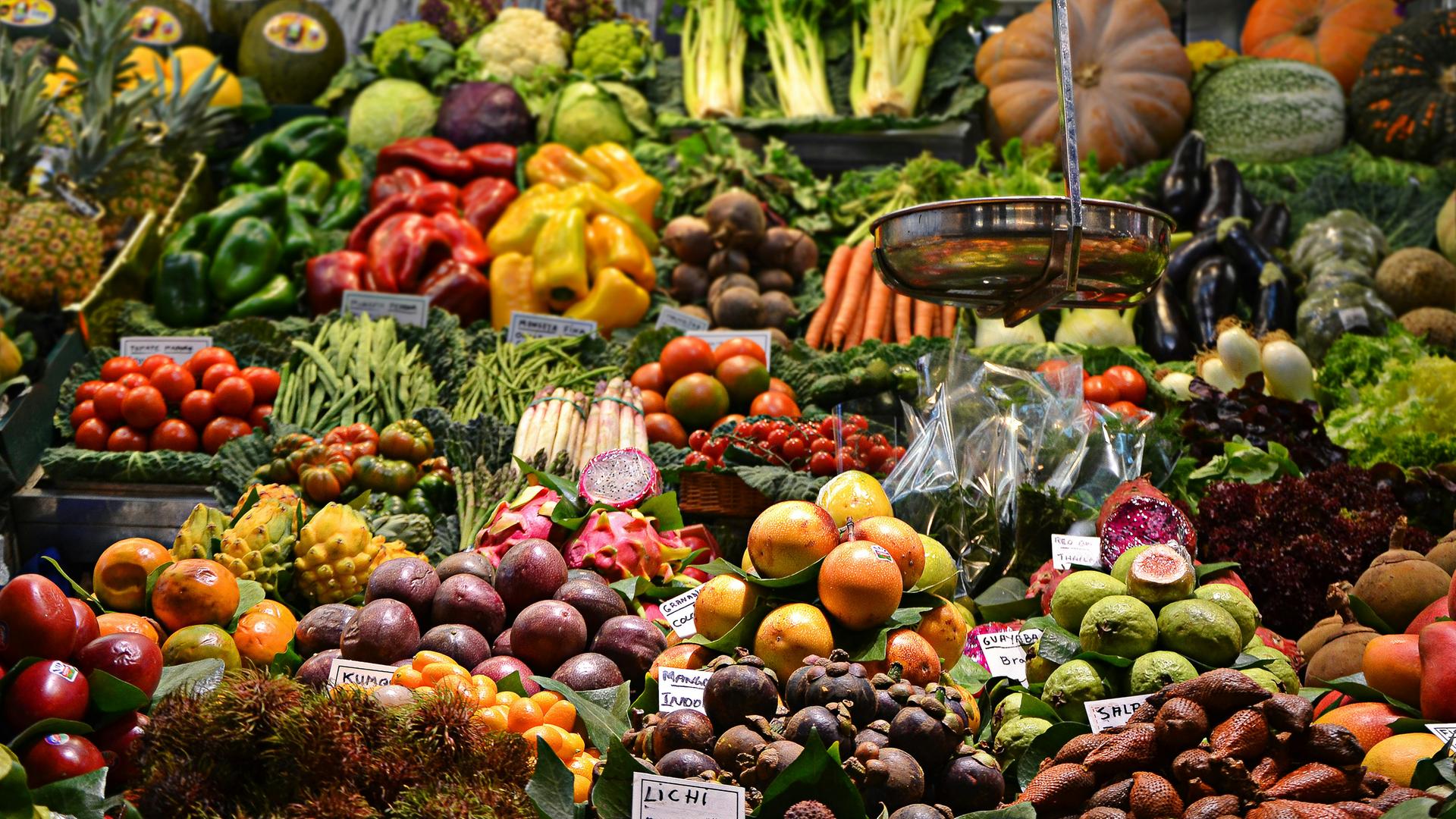 Eine gefüllte Obst- und Gemüseabteilung schillert in bunten Farben.